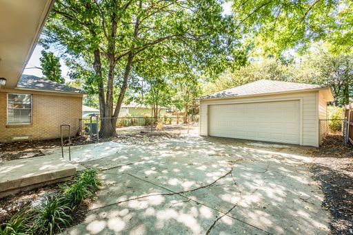 511 Classen Dr, Dallas, TX 75218-1727