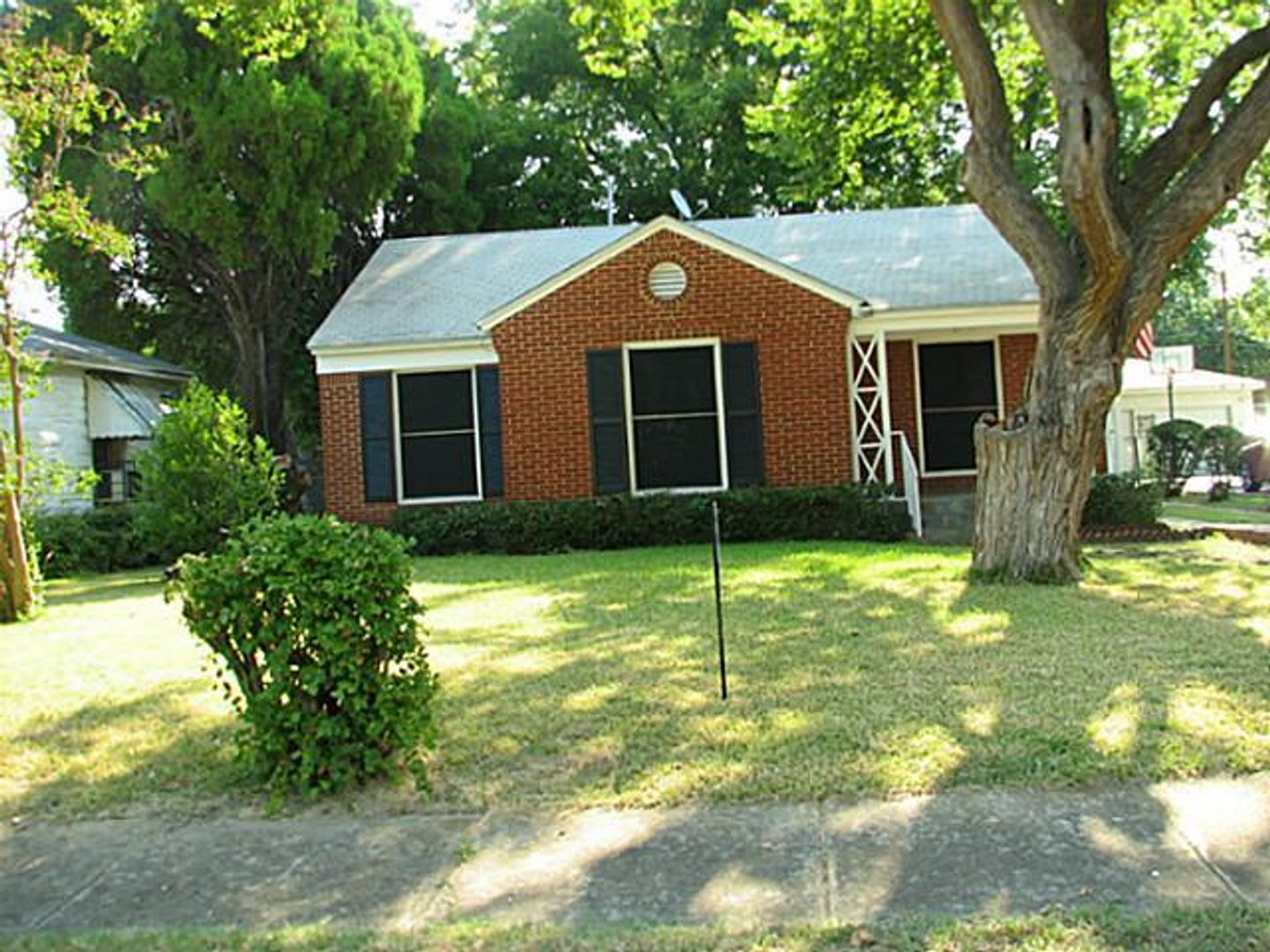 Dallas House: 7414 Robin Rd