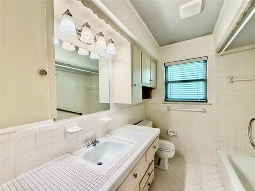 8405 Lullwater Dr, Dallas, TX 75218-1151