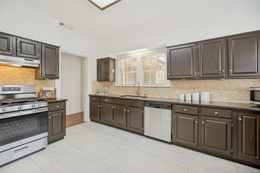 6106 Worth St., Dallas, TX 75214-4460