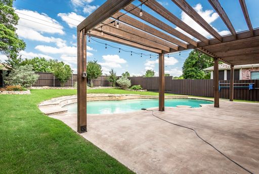 4738 Coyote Trl, Dallas, TX 75227-2821