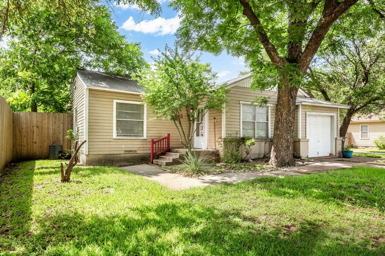 Dallas House: 10943 Desdemona Dr