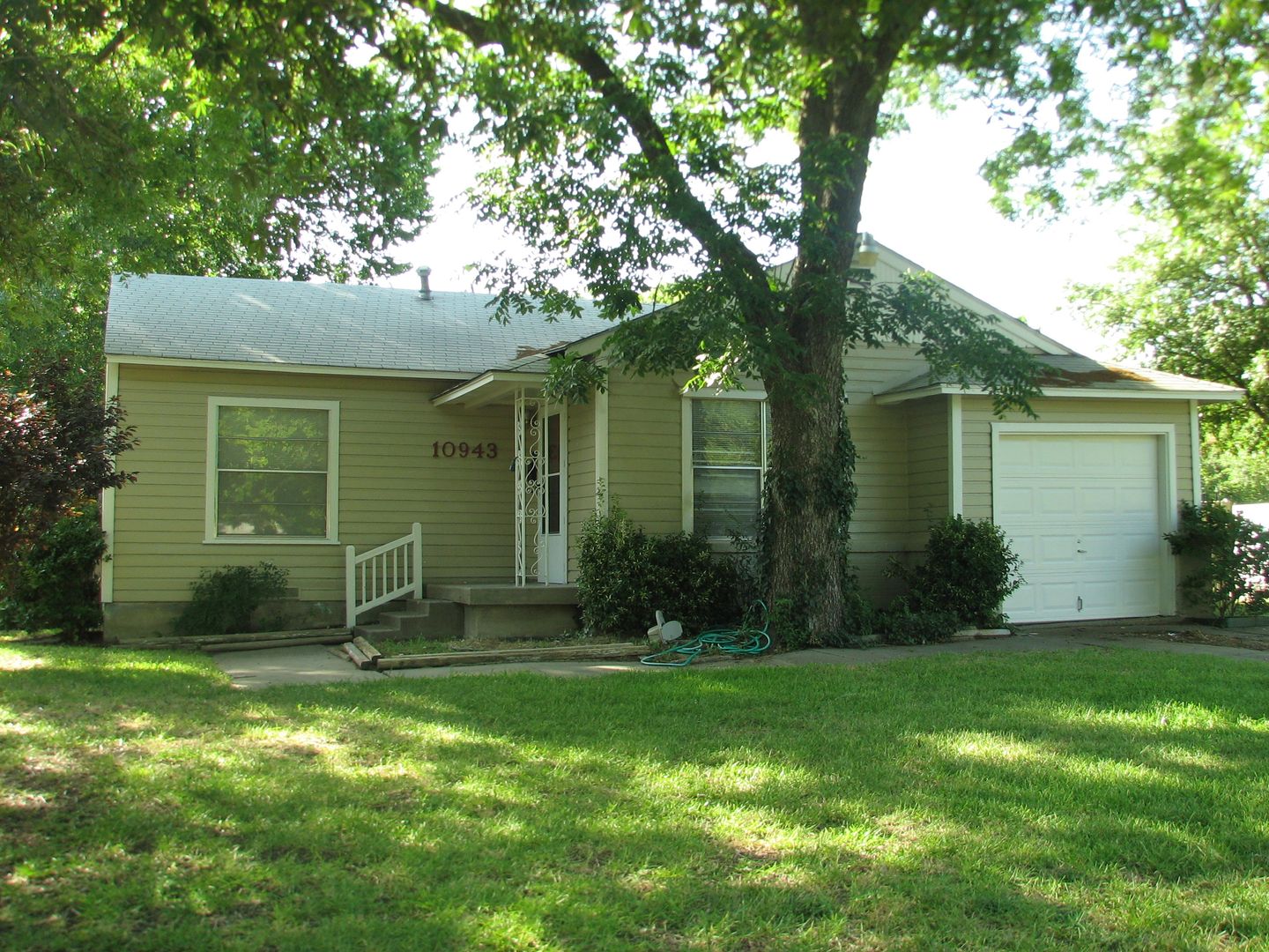 Dallas House: 10943 Desdemona Dr