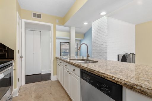 5904 Sandhurst Ln Apt 246, Dallas, TX 75206-4753