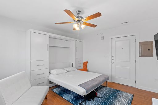 Cute bedroom across the street from UT Engineering school – photo 1
