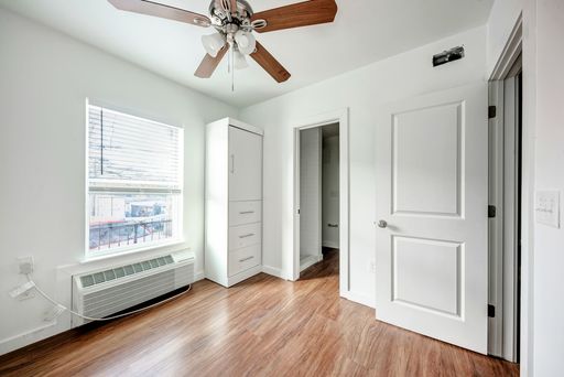 Cute bedroom across the street from UT Engineering school – photo 1