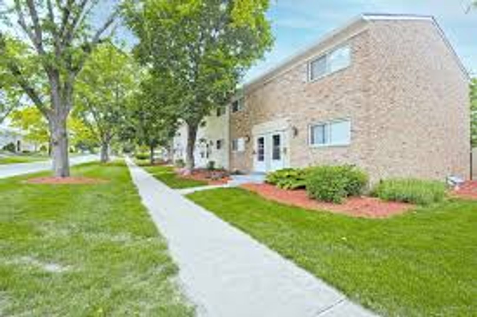 Champaign Apartment: 1862 Valley Rd