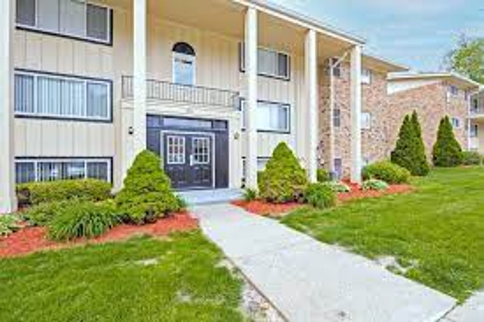 Champaign Apartment: 1862 Valley Rd