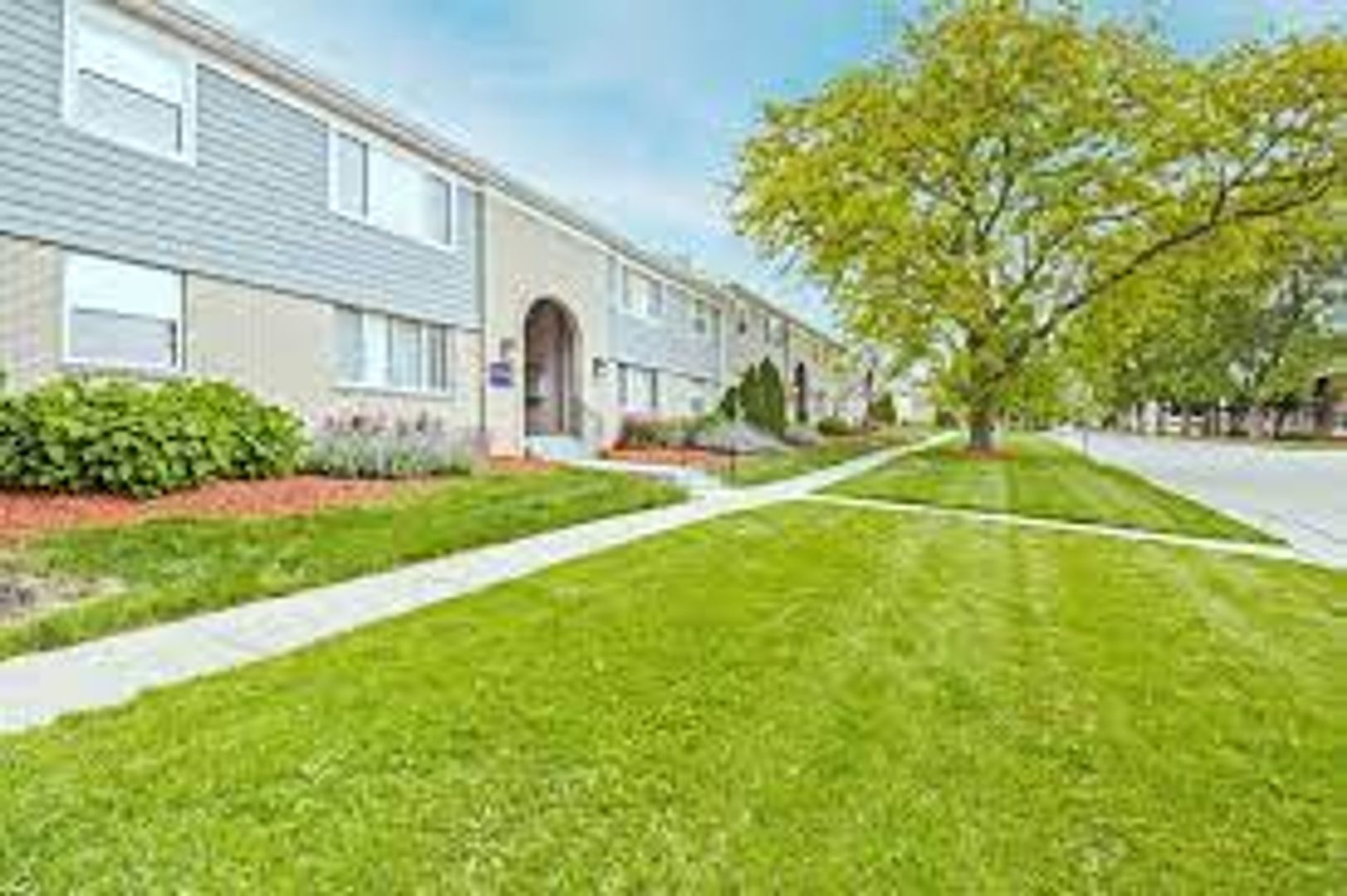 Champaign Apartment: 1862 Valley Rd