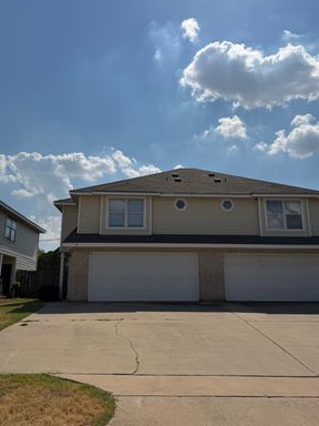 Charming 3bd/3.5bth Duplex w/ Yard! – photo 1