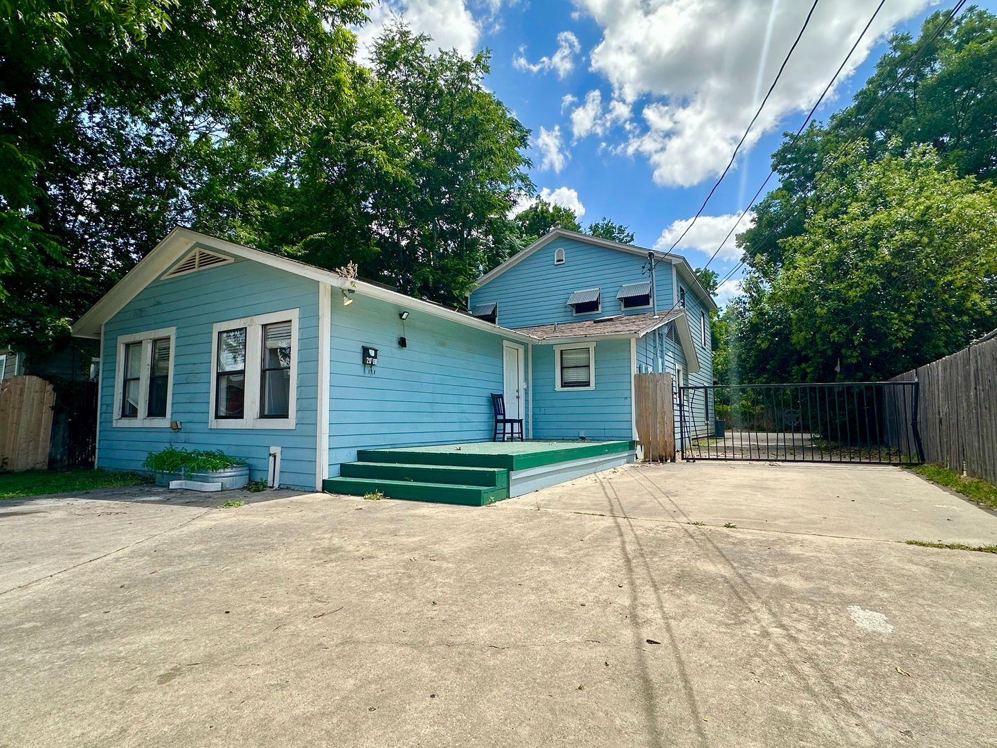Waco House: 2007 S 7th St