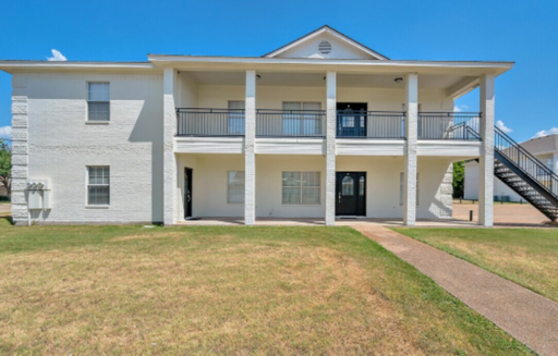 Stress-Free By-the-Bed Leasing!