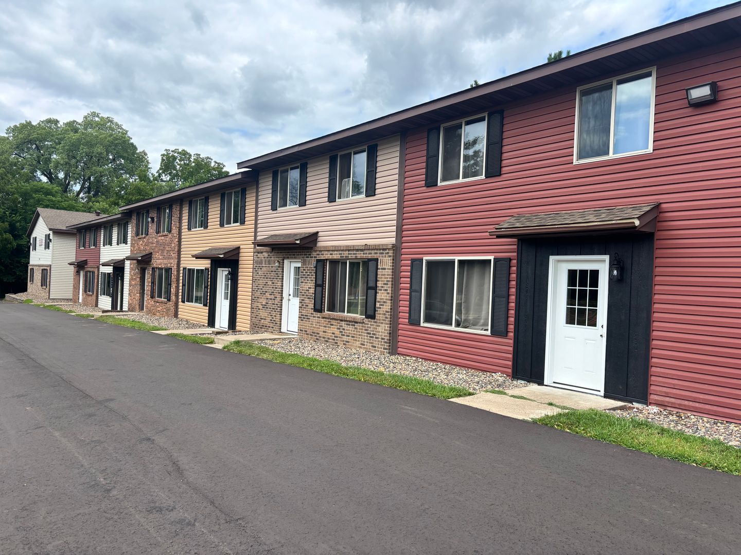 RIVER FALLS Apartment: 515 E CASCADE