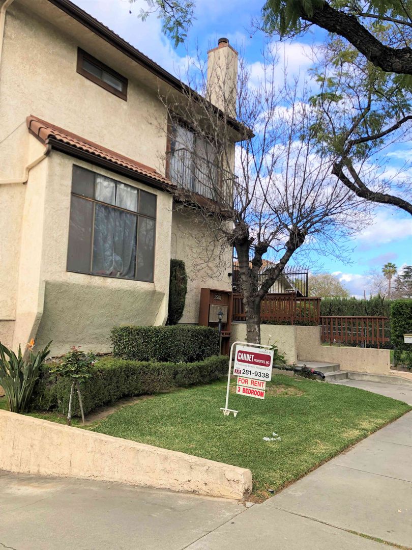 Alhambra Condo: 2501 W. Grand Ave. #6