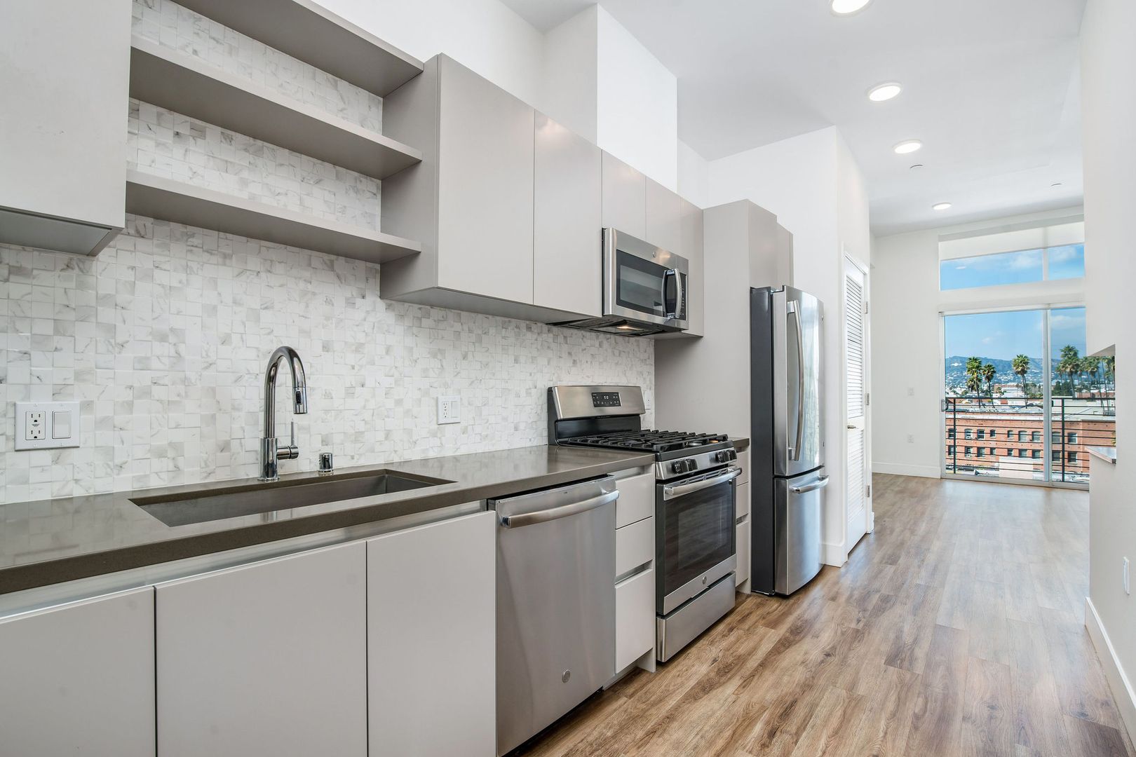 Los Angeles Apartment: 453 S Kenmore Ave