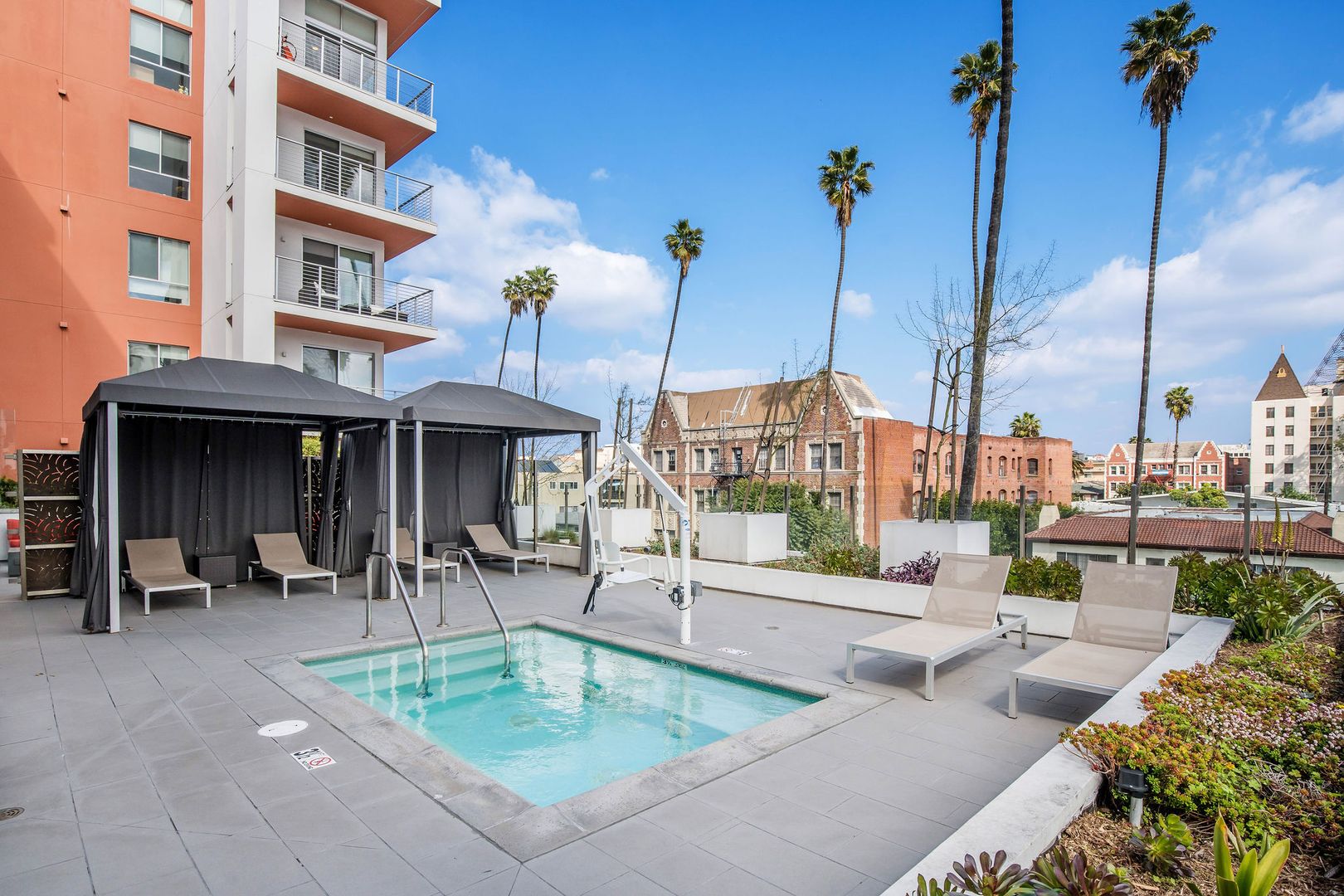 Los Angeles Apartment: 453 S Kenmore Ave