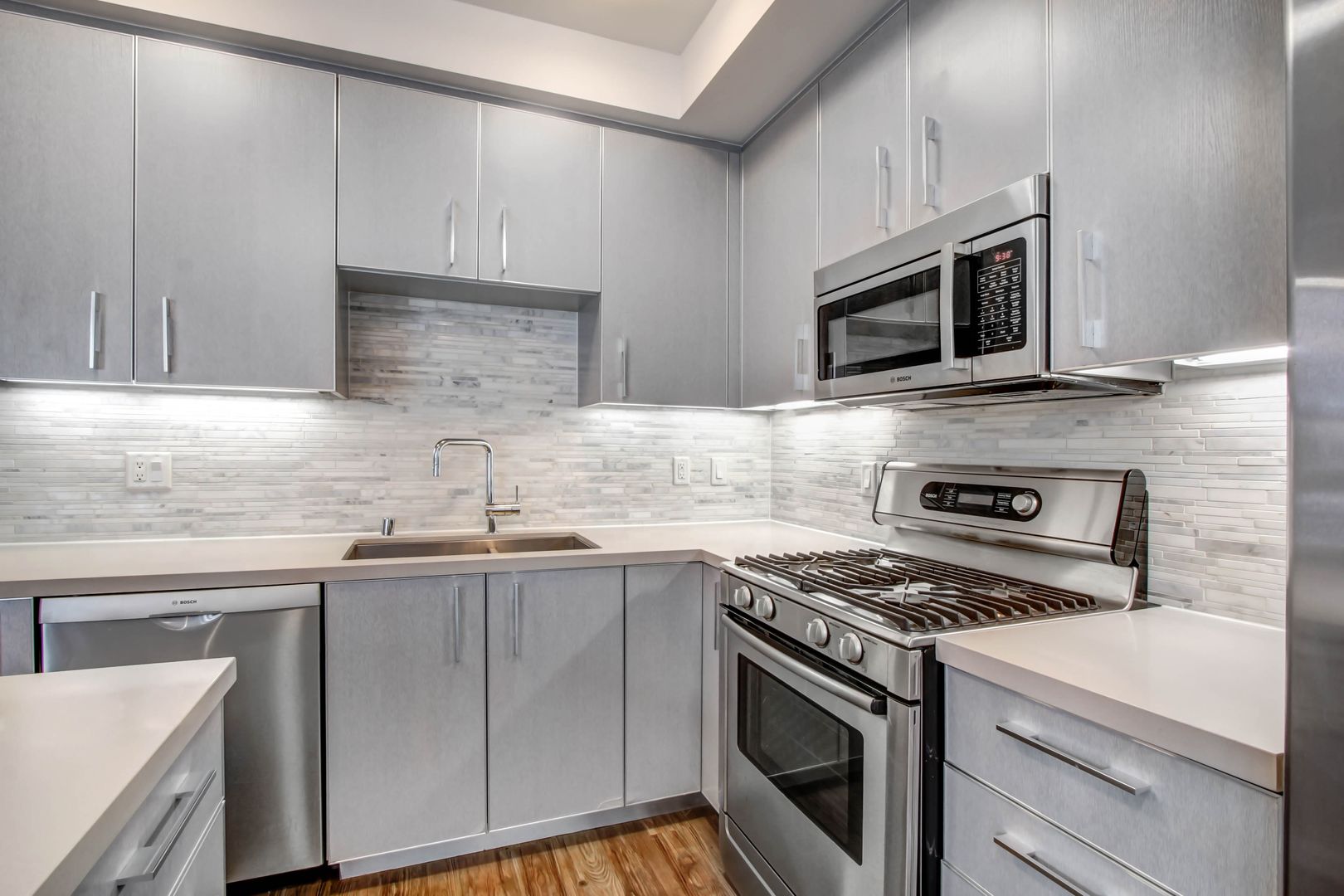 Los Angeles Apartment: 1168 S Barrington Ave