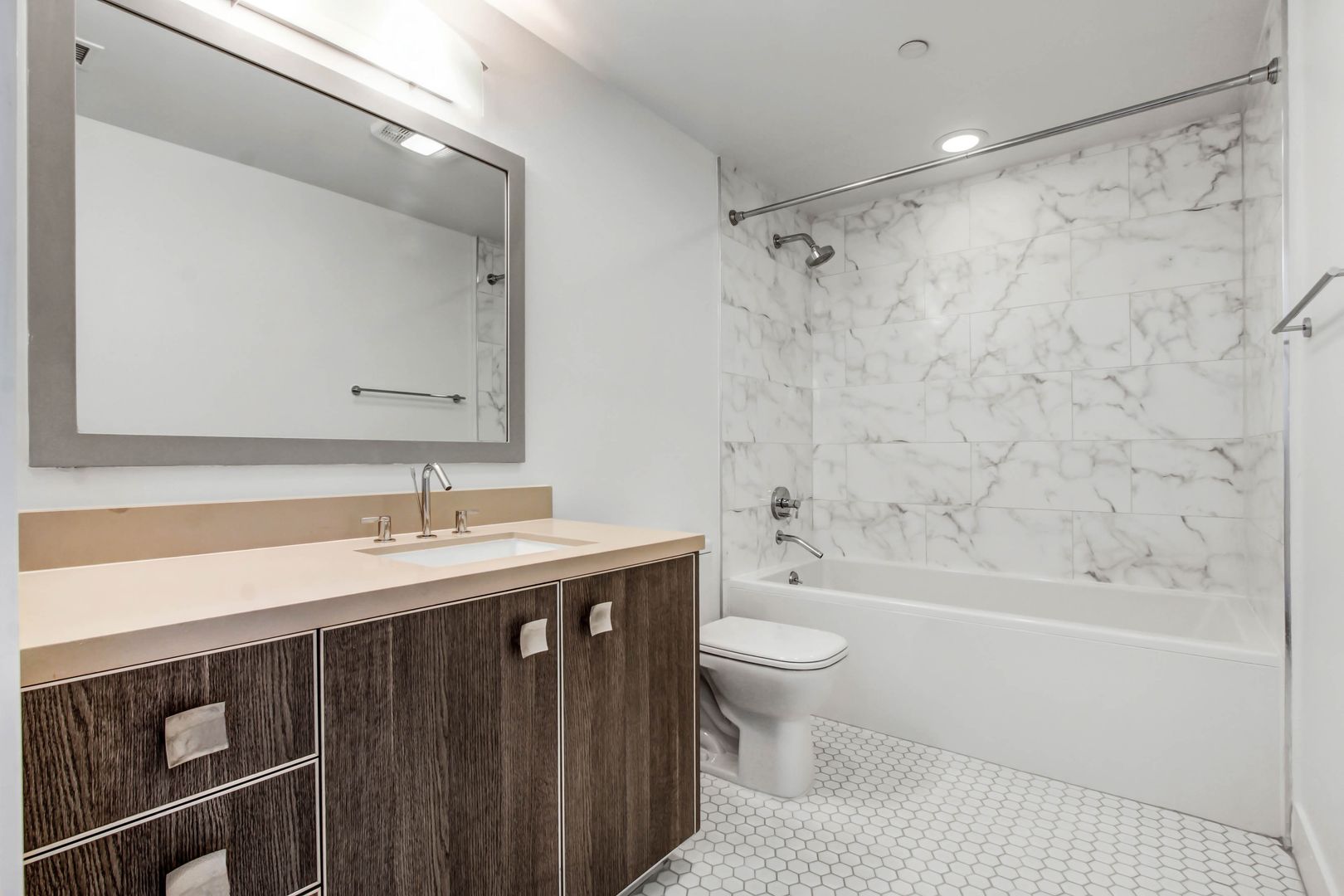 Los Angeles Apartment: 1168 S Barrington Ave