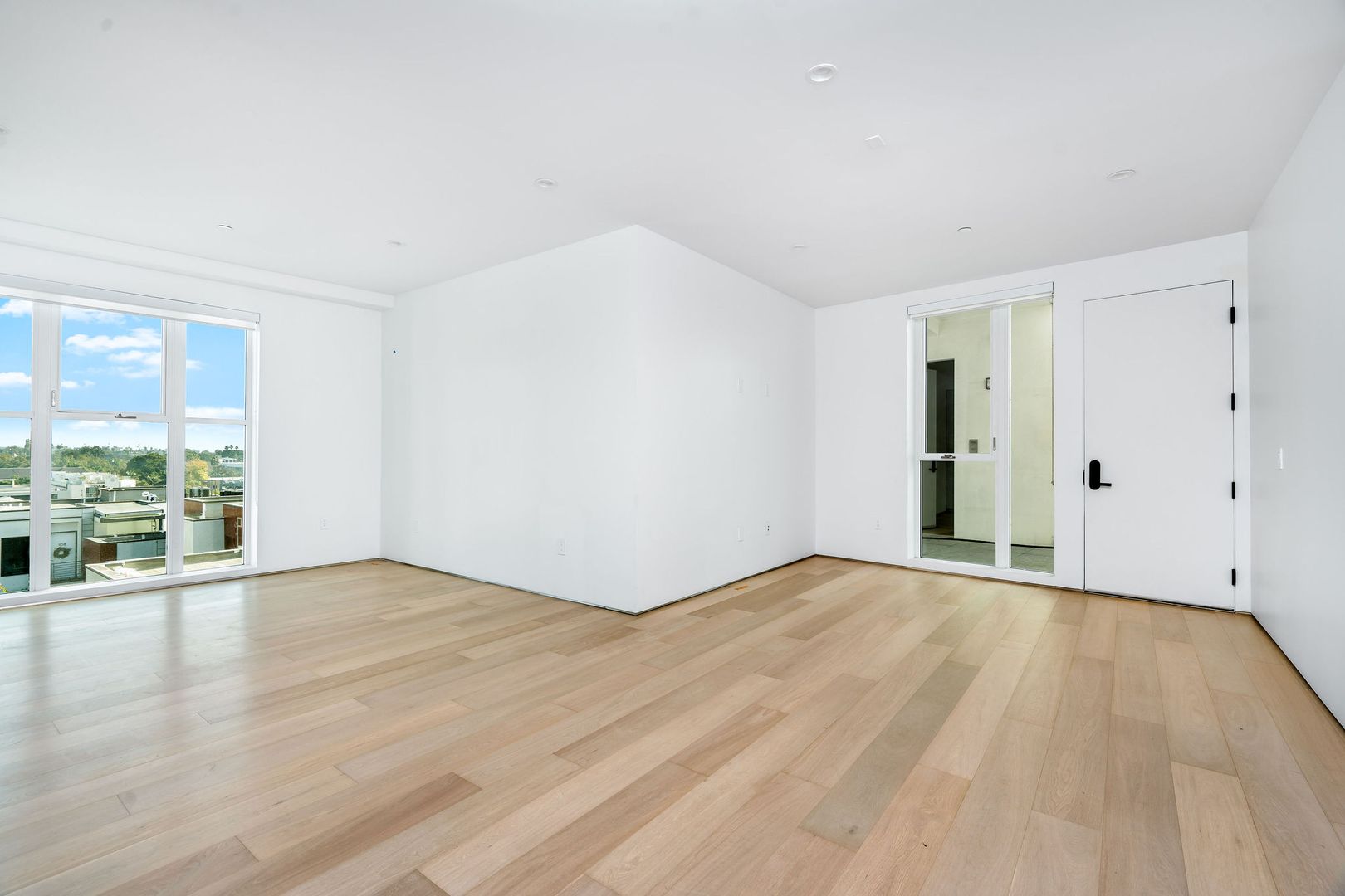 West Hollywood Apartment: 1136 N La Cienega Blvd