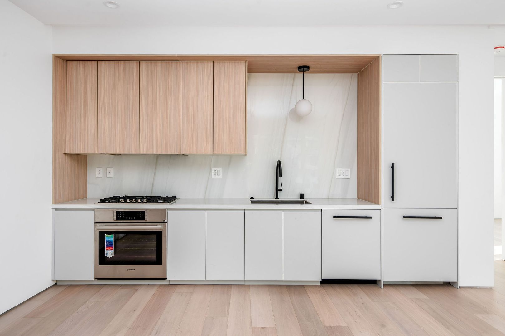West Hollywood Apartment: 1136 N La Cienega Blvd
