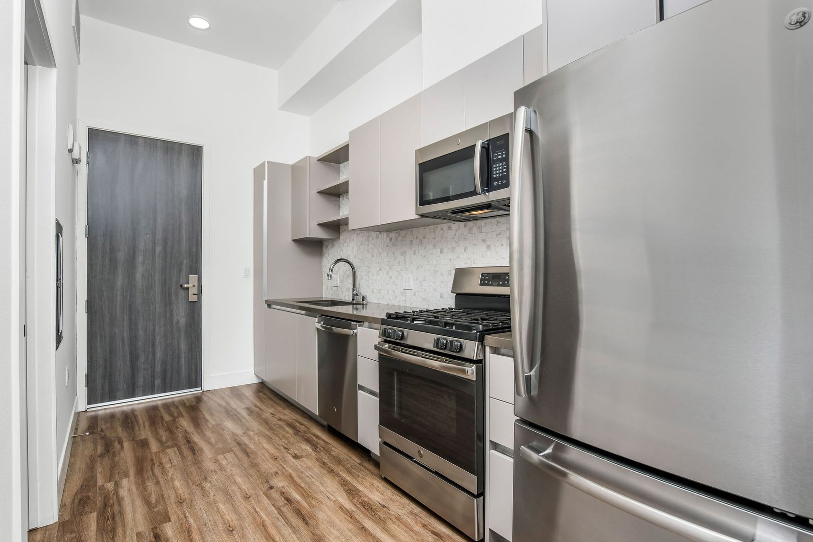 Los Angeles Apartment: 453 S Kenmore Ave