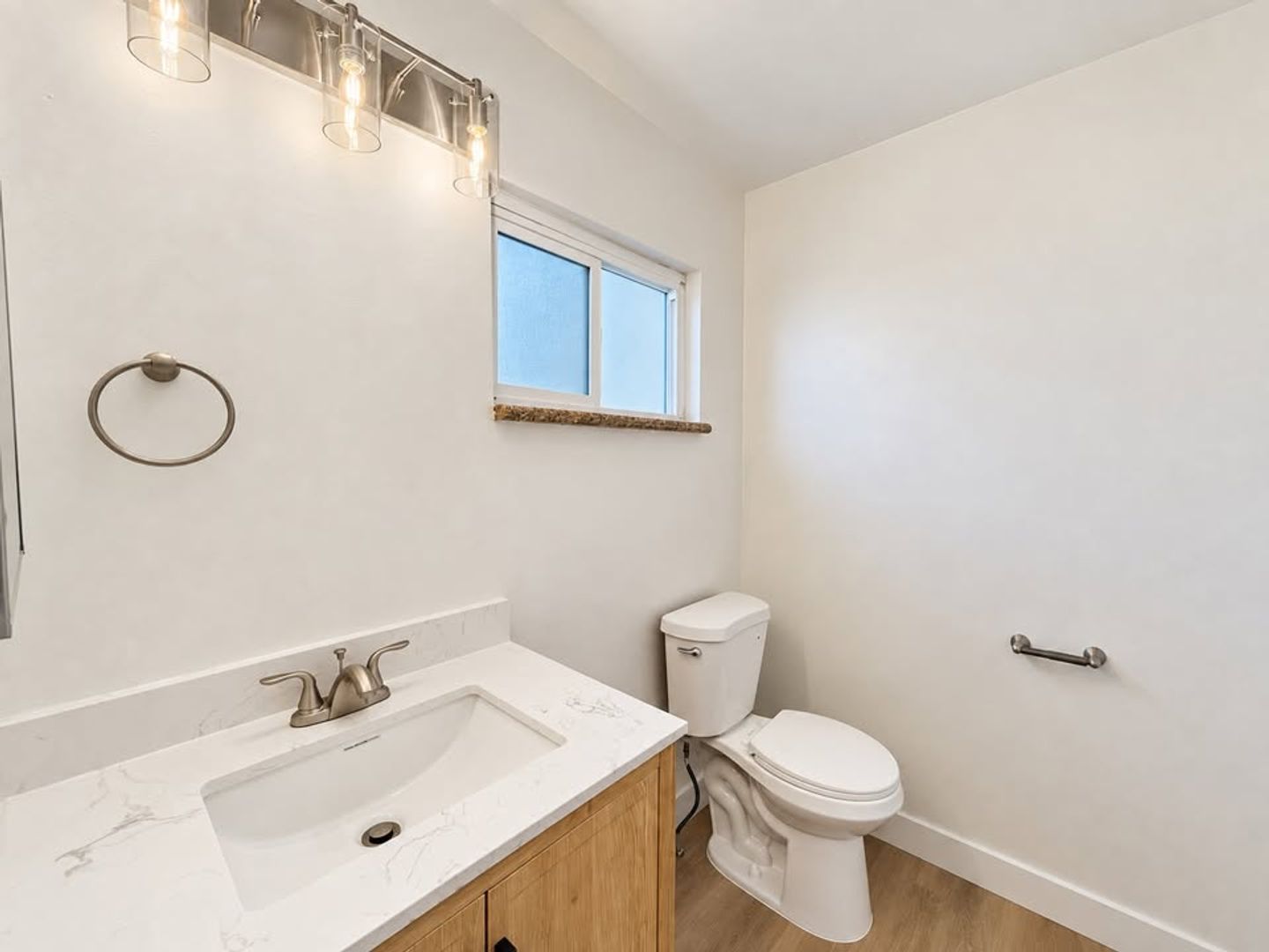 15525 Nordhoff St 13 of 13