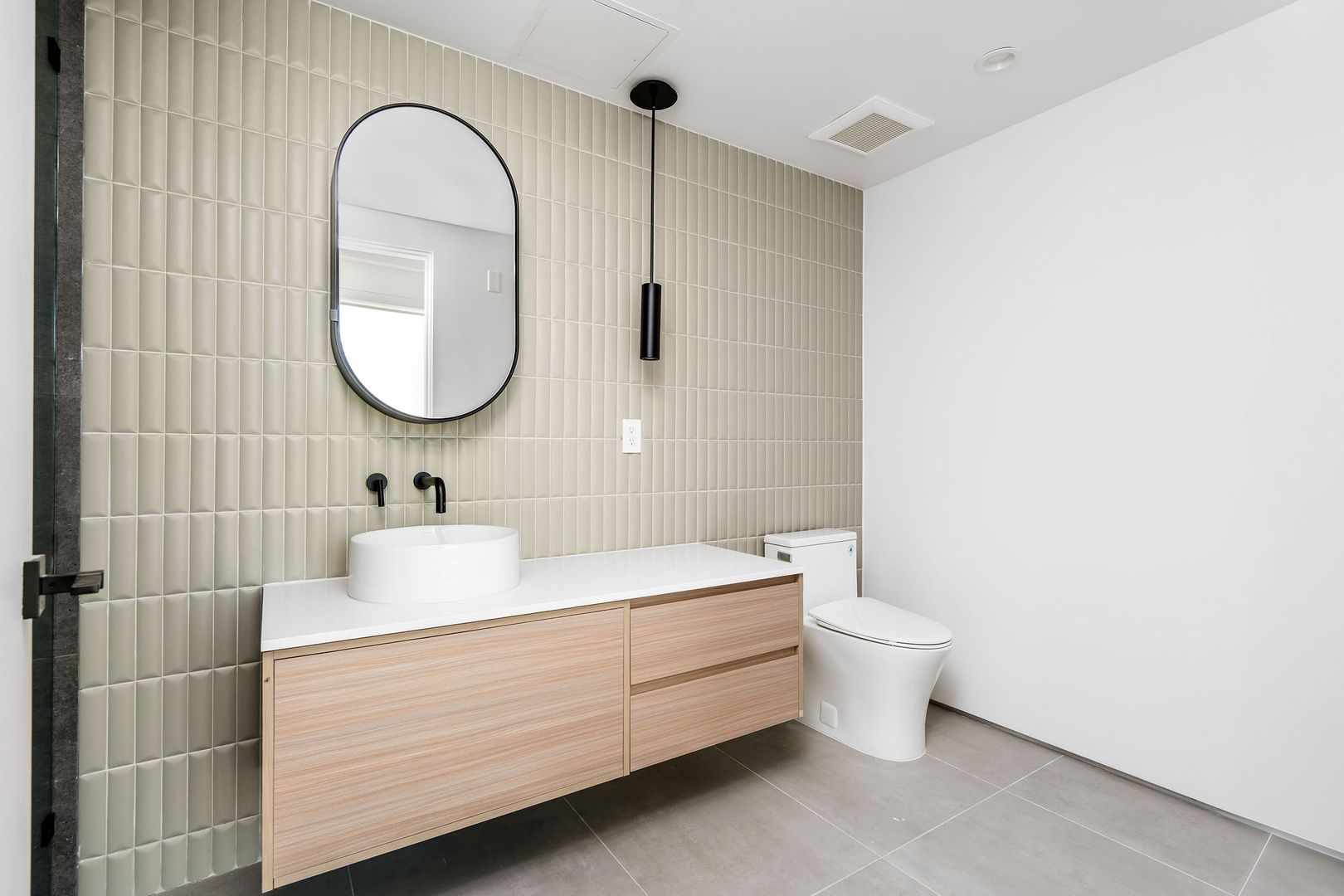 West Hollywood Apartment: 1136 N La Cienega Blvd