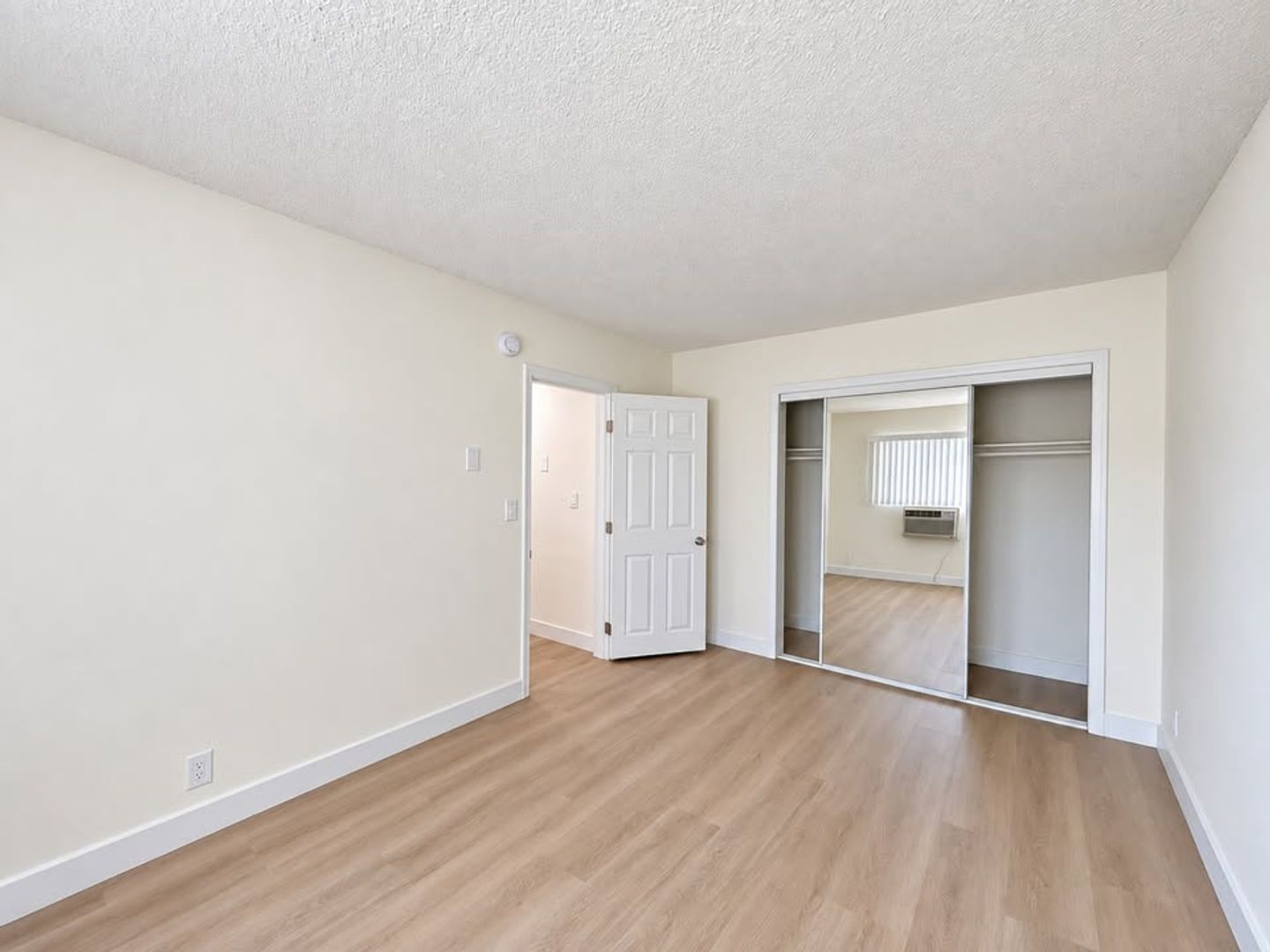 15525 Nordhoff St 9 of 13