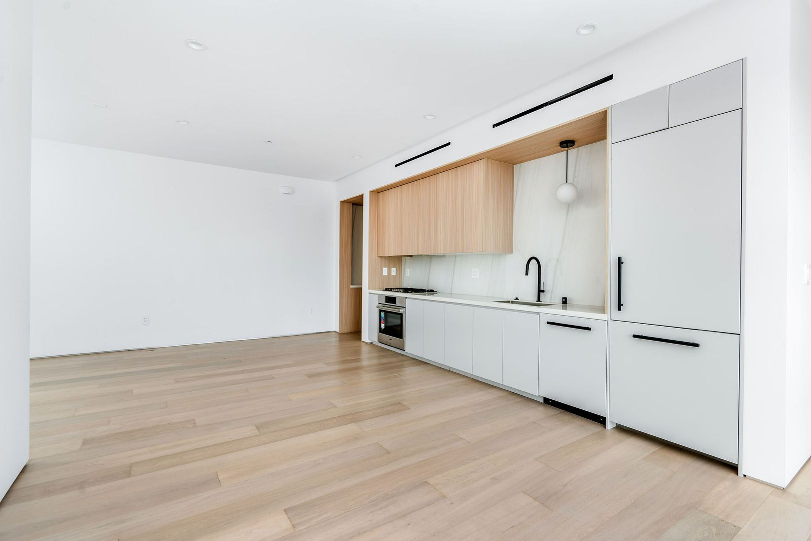West Hollywood Apartment: 1136 N La Cienega Blvd