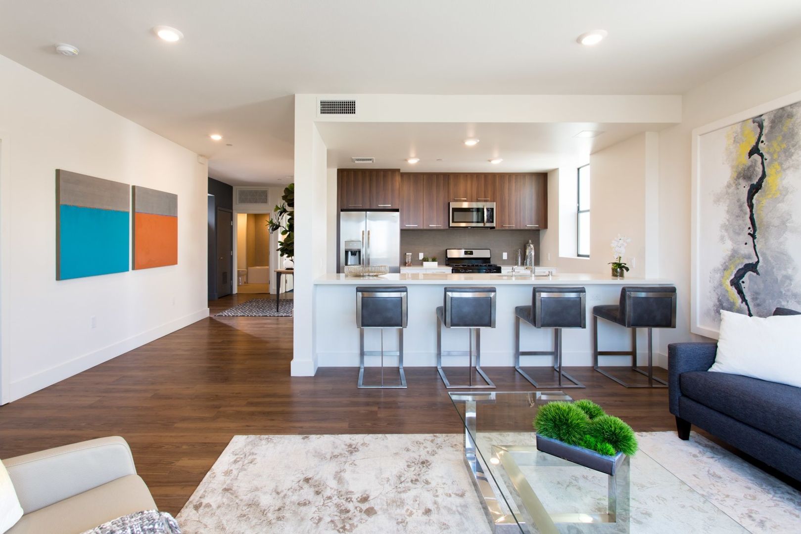 Los Angeles Apartment: 5727 La Mirada Ave