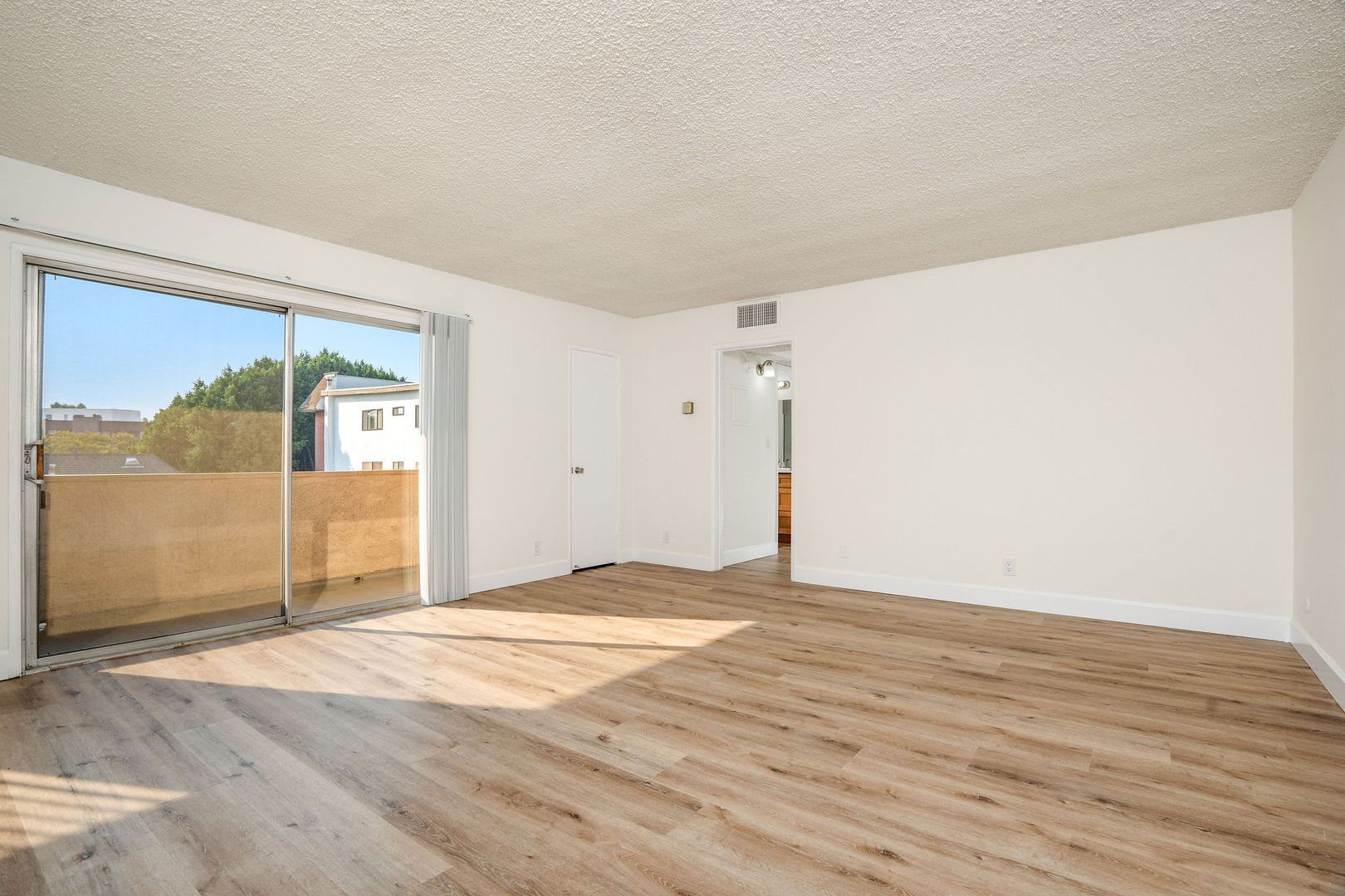 Los Angeles Apartment: 319 S Clark Dr