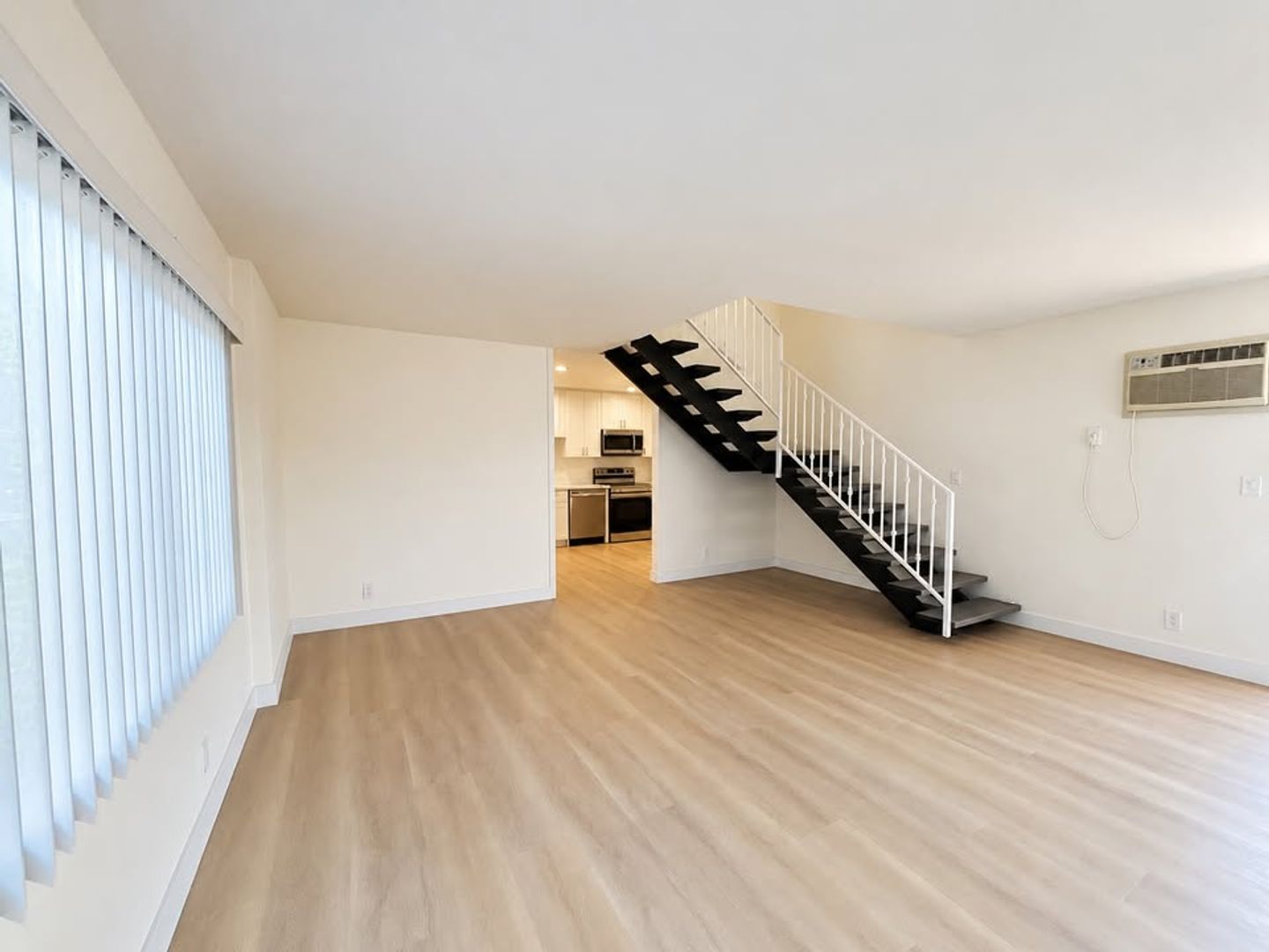 15525 Nordhoff St 7 of 13
