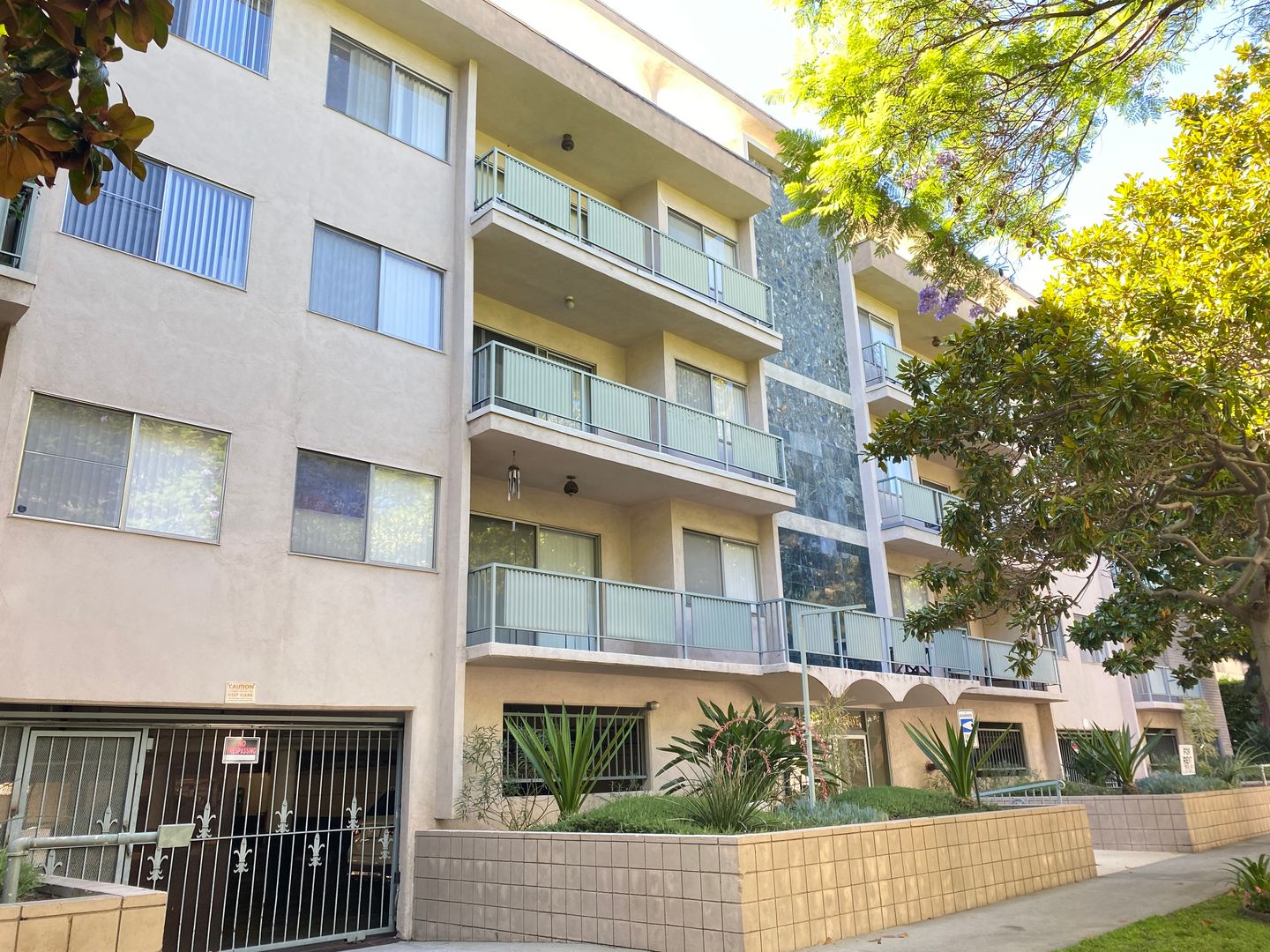 Los Angeles Apartment: 319 S Clark Dr