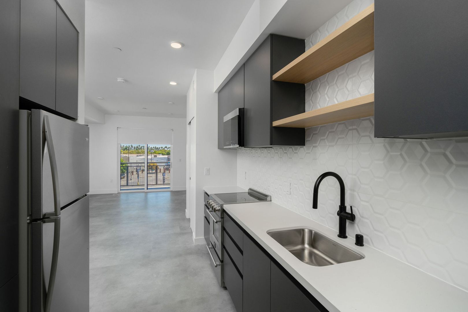 Los Angeles Apartment: 3450 W 43rd St
