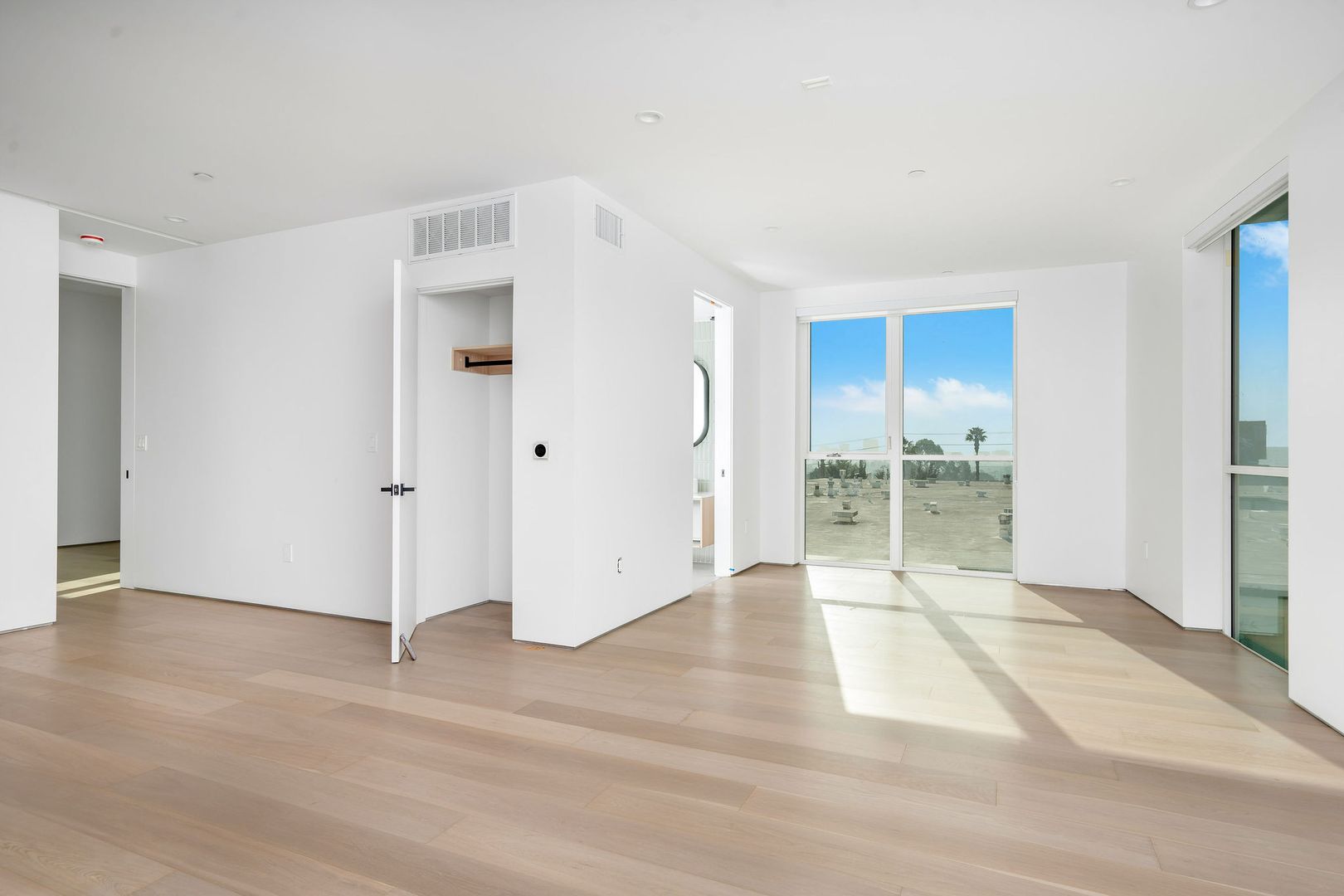 West Hollywood Apartment: 1136 N La Cienega Blvd