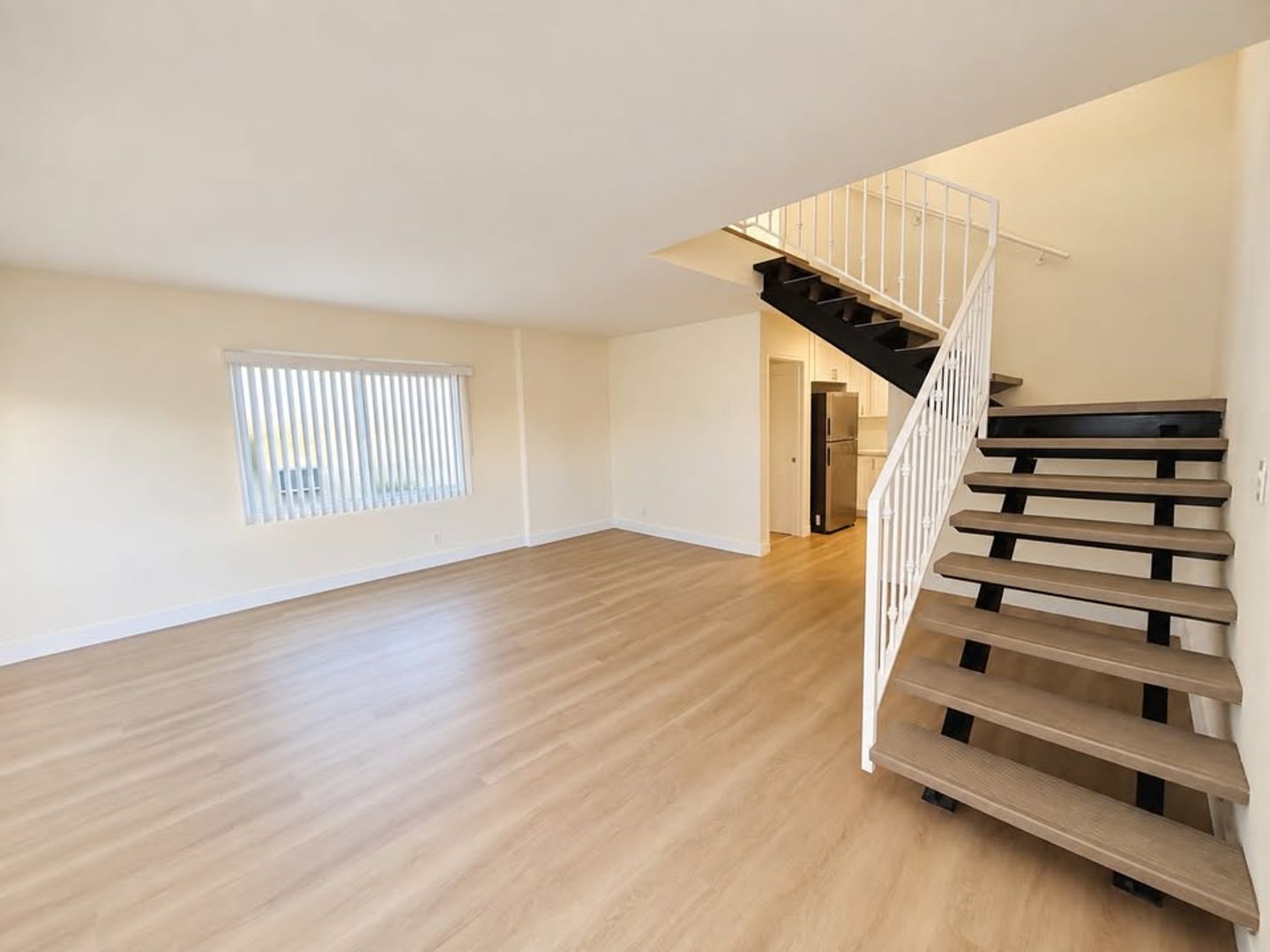15525 Nordhoff St 12 of 13