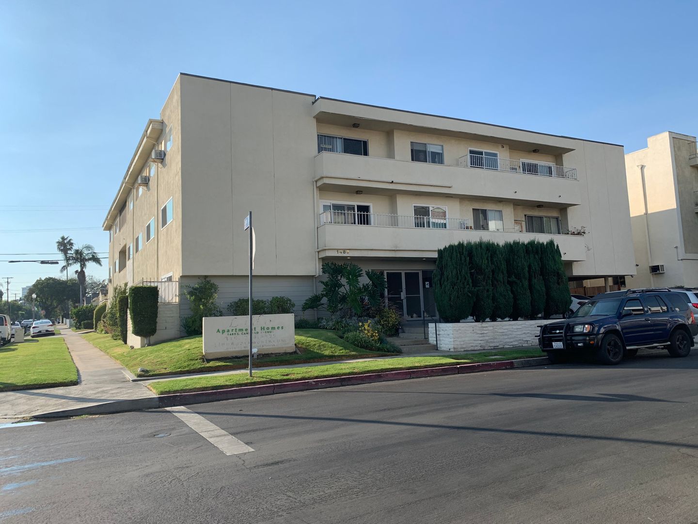 Los Angeles Apartment: 1489 S Canfield Ave