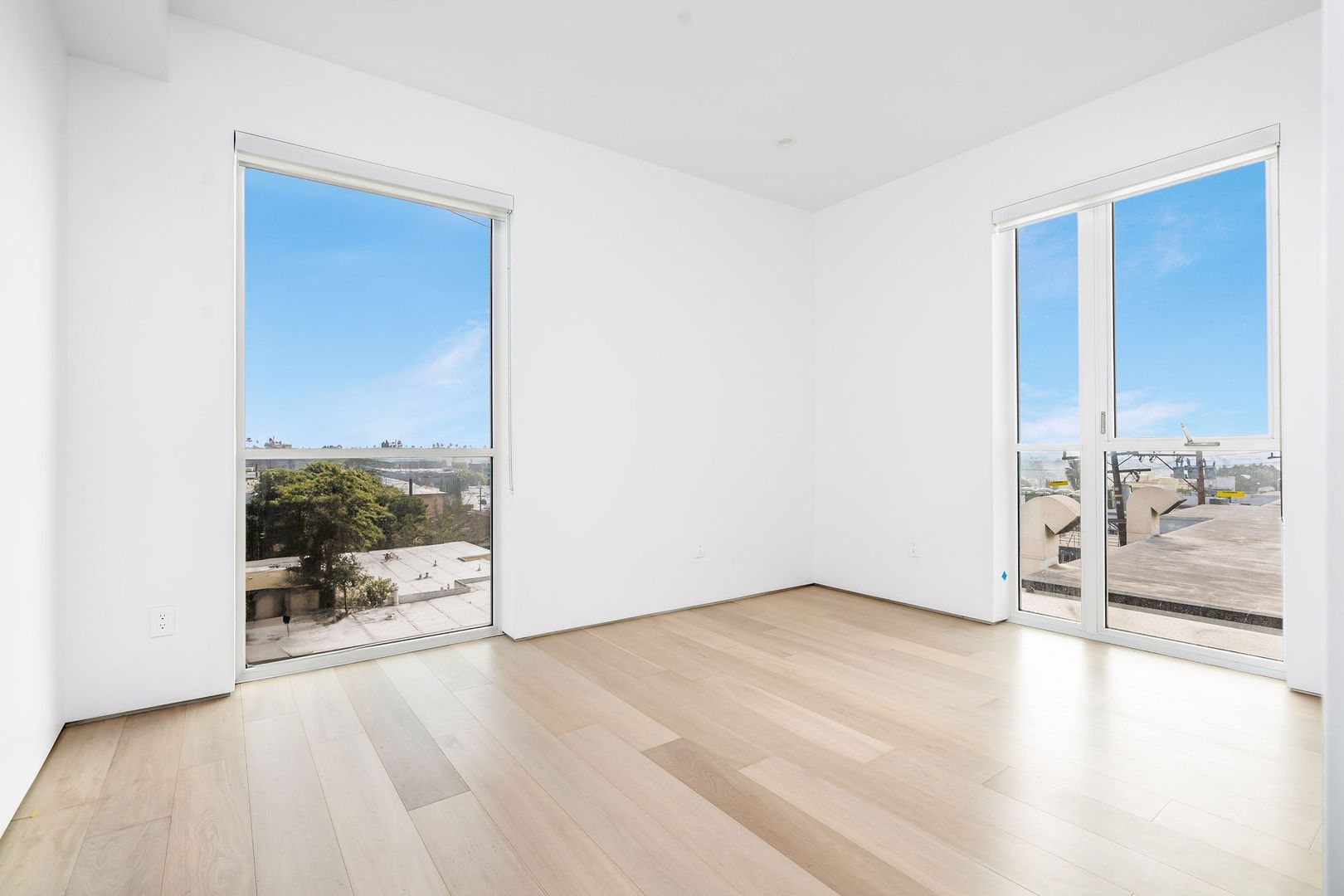 West Hollywood Apartment: 1136 N La Cienega Blvd