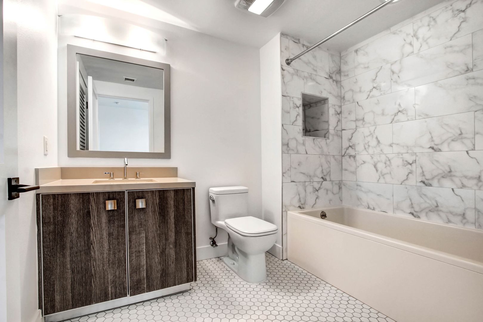 Los Angeles Apartment: 1168 S Barrington Ave