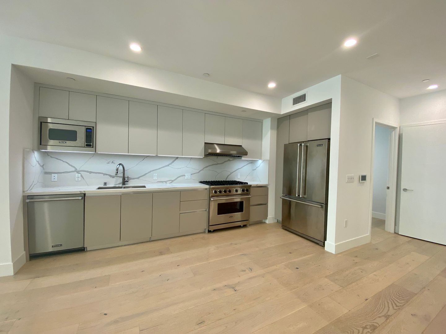 Los Angeles Apartment: 1415 Reeves St