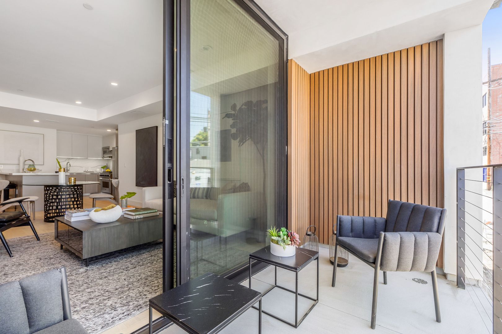 Los Angeles Apartment: 1415 Reeves St