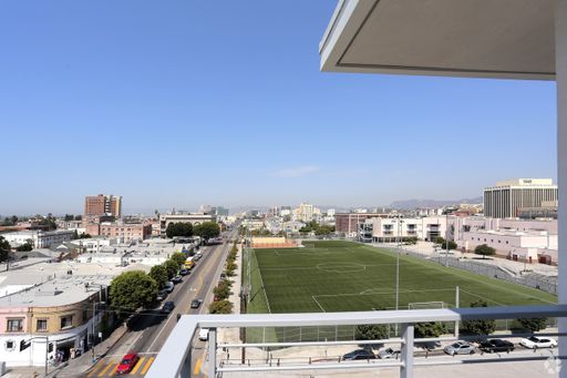Seven West DTLA: Exquisite Corner Apartment with City Views ~ Parking Included – photo 1