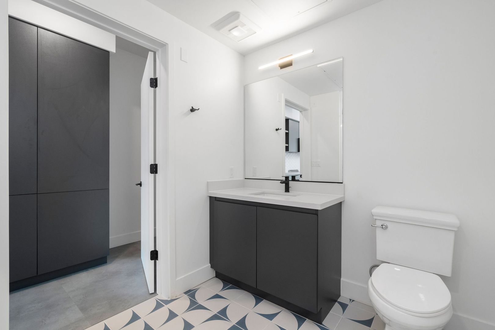 Los Angeles Apartment: 3450 W 43rd St