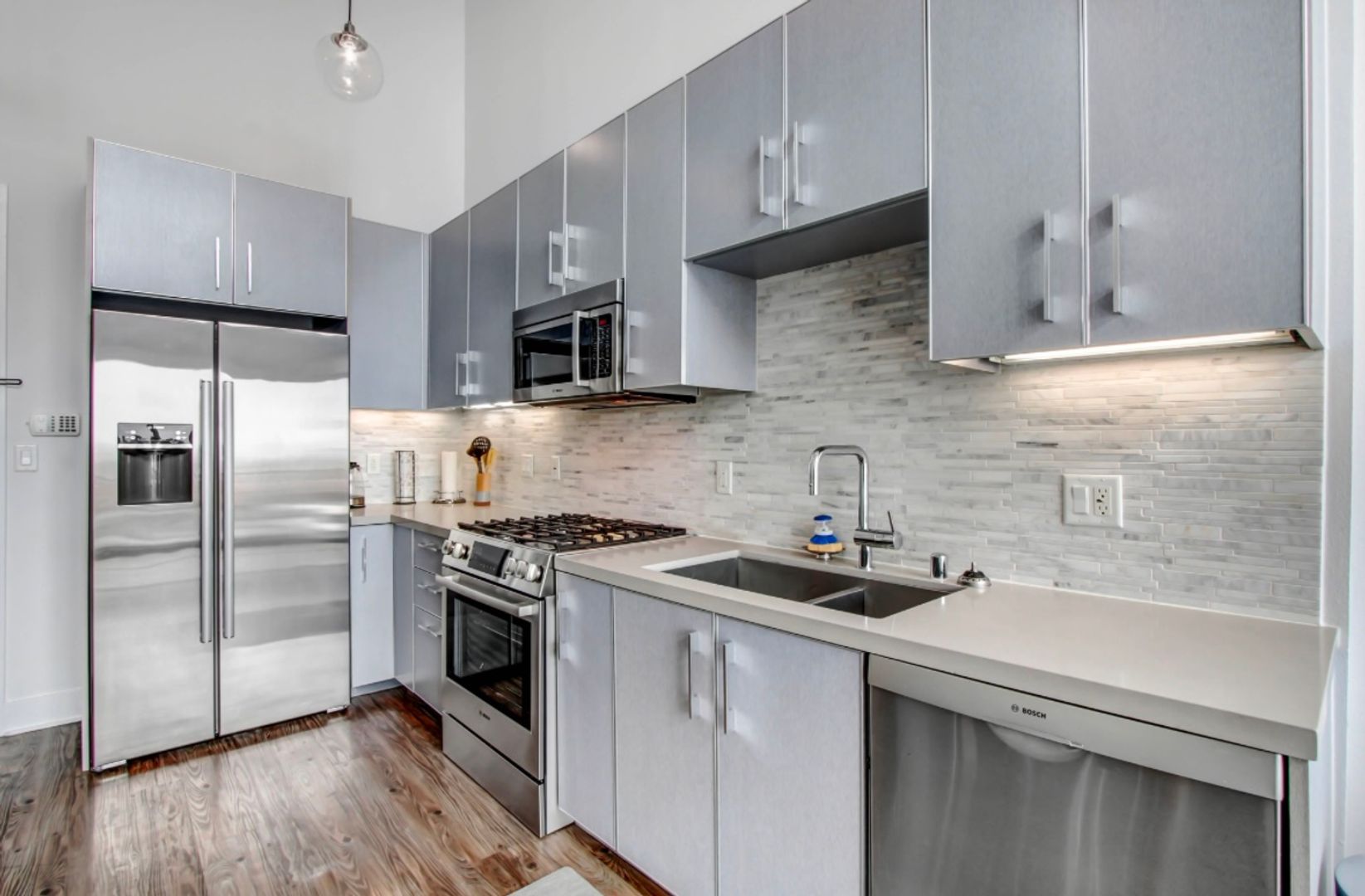 Los Angeles Apartment: 1168 S Barrington Ave