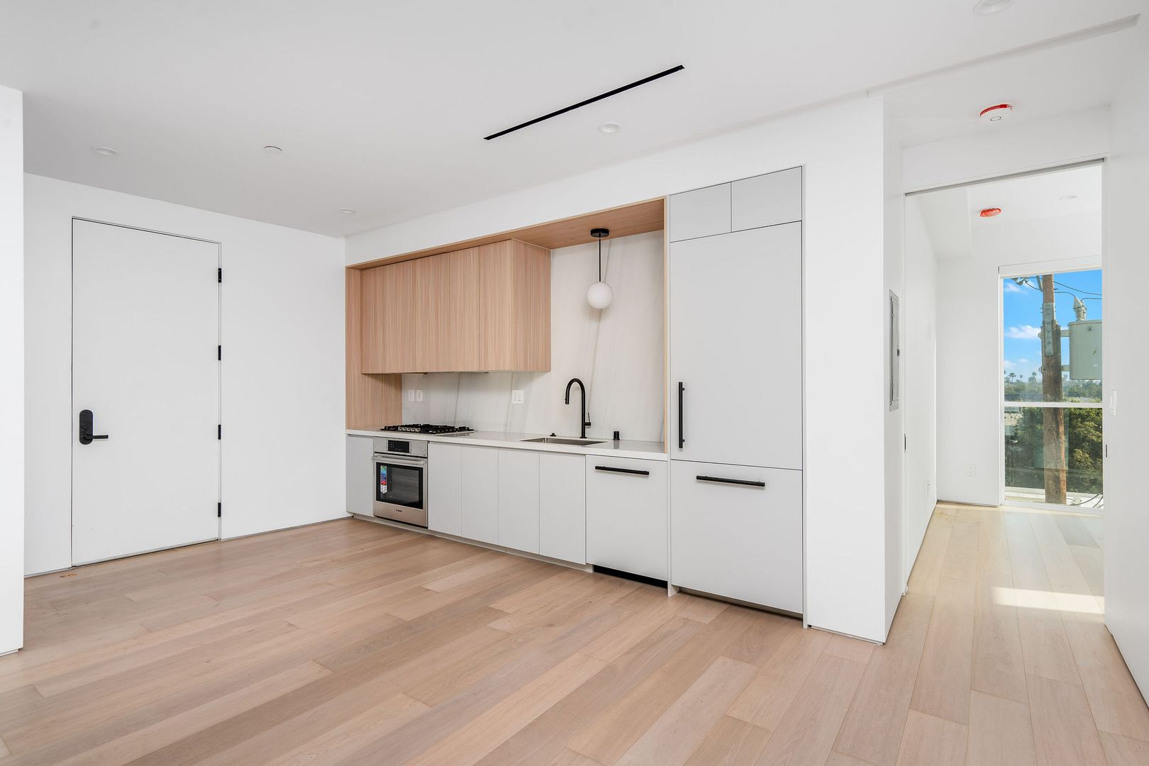 West Hollywood Apartment: 1136 N La Cienega Blvd