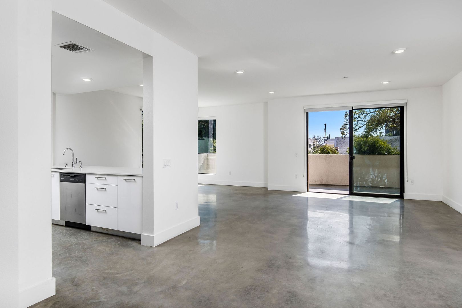 Los Angeles Apartment: 5727 La Mirada Ave