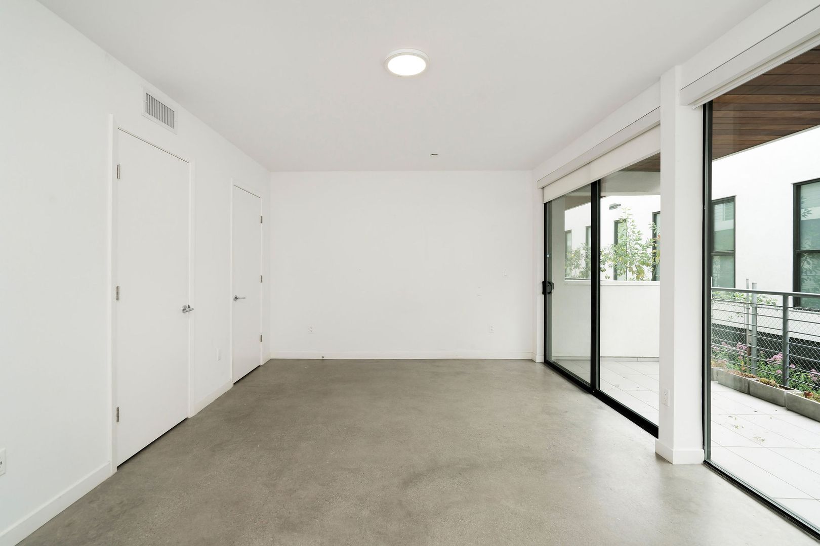 Los Angeles Apartment: 2409 Griffith Park Blvd