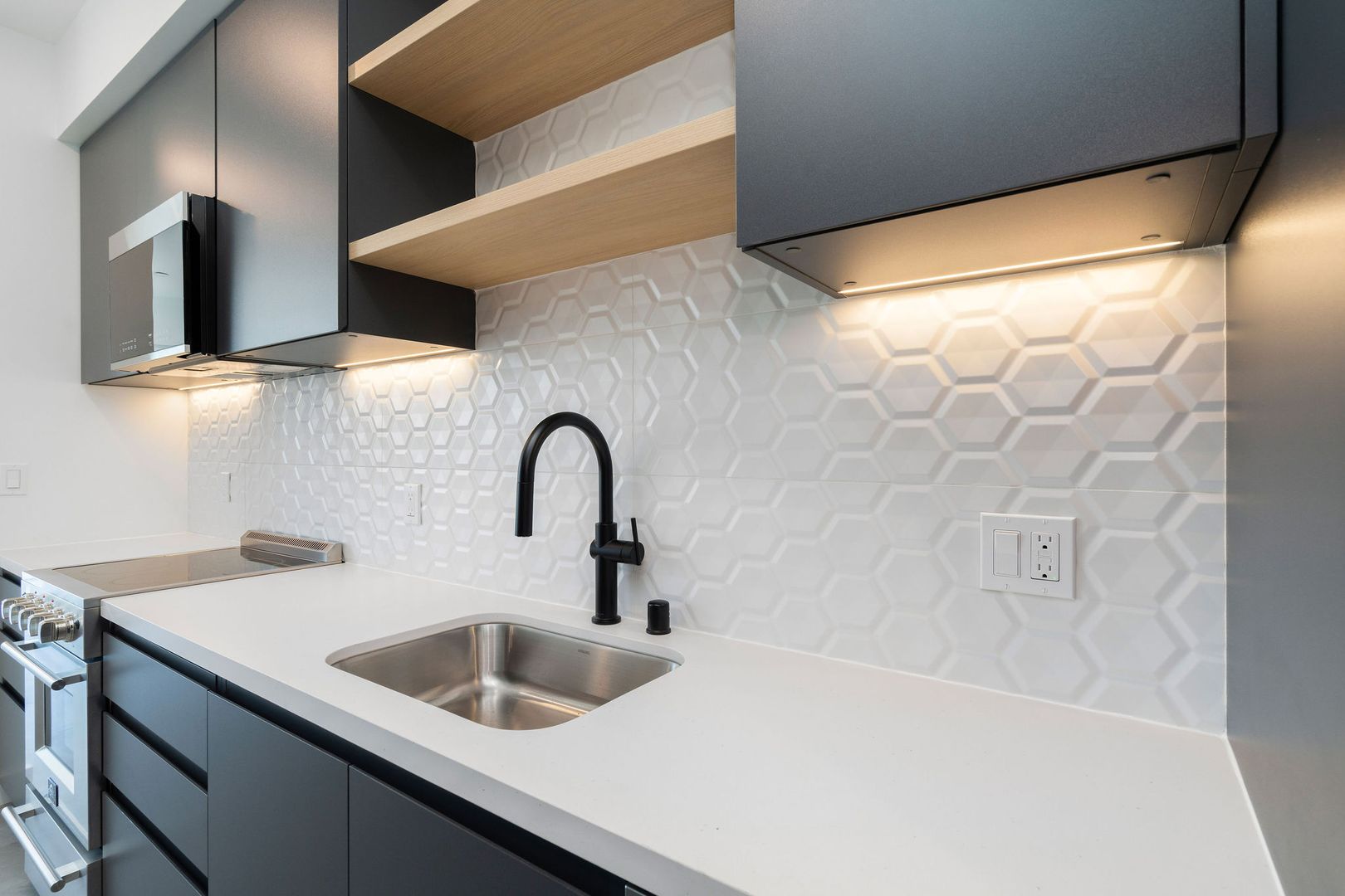 Los Angeles Apartment: 3450 W 43rd St