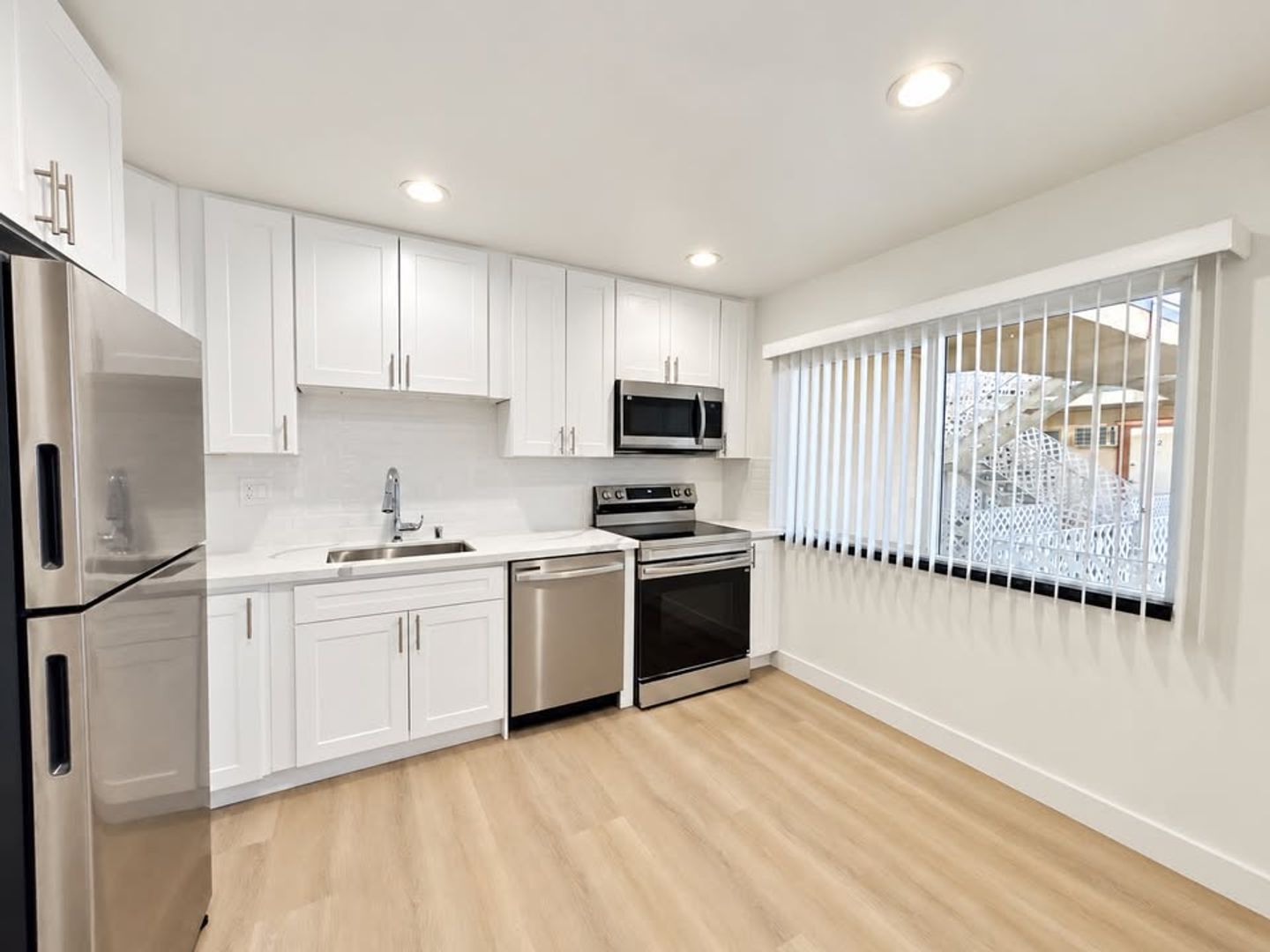 15525 Nordhoff St 8 of 13