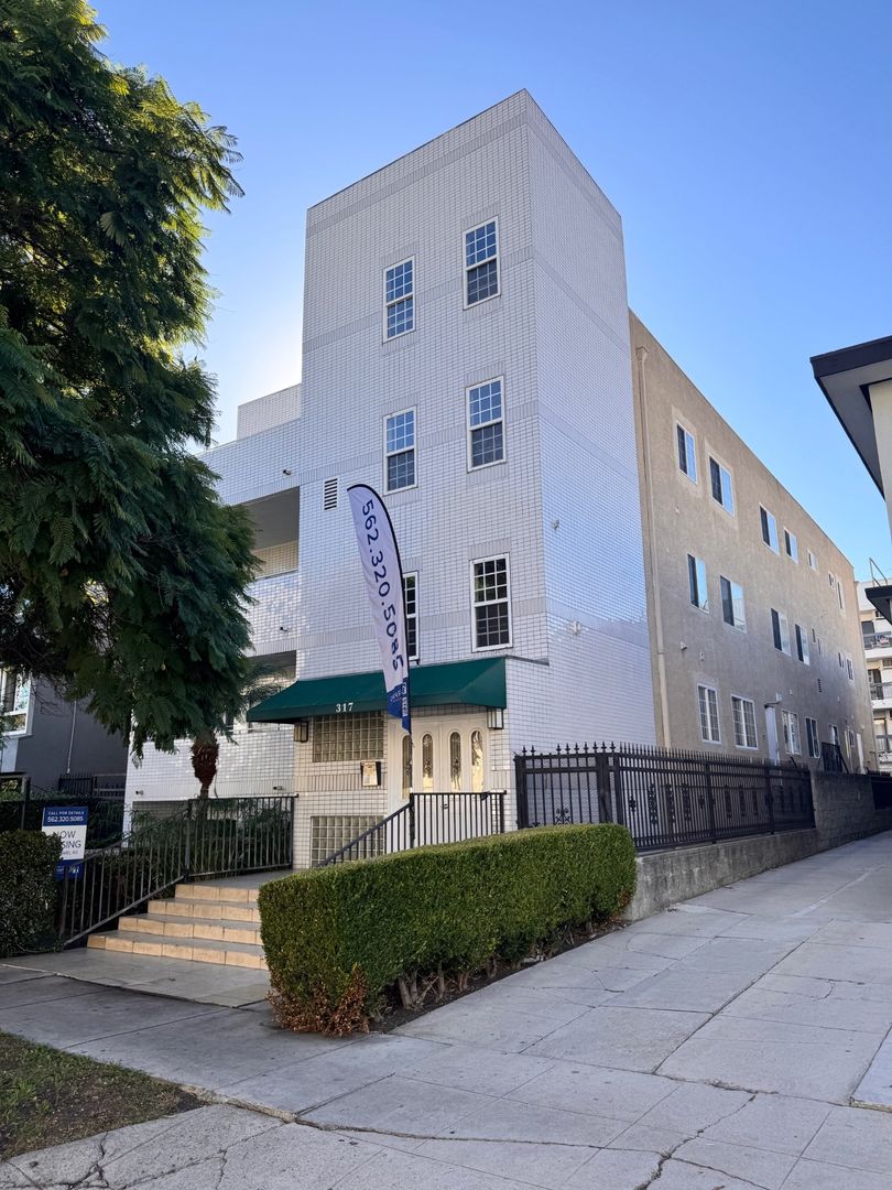 Los Angeles Apartment: 317 S Hamel Rd